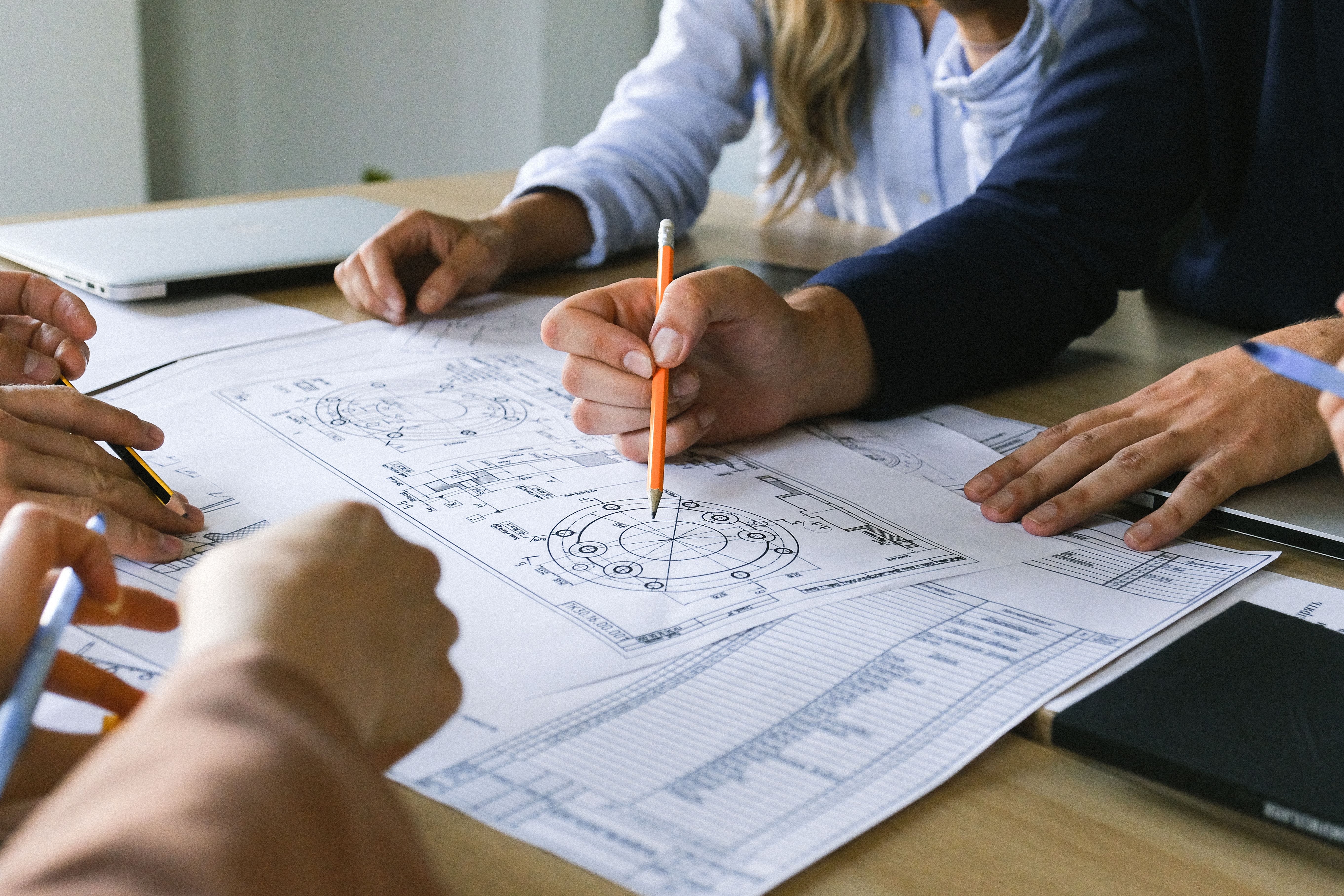 Engenheiro da LL Engenharia realizando inspeção e diagnóstico técnico em edificação